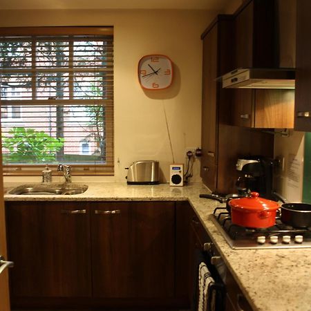 Canterbury Elms Court Apartment ภายนอก รูปภาพ