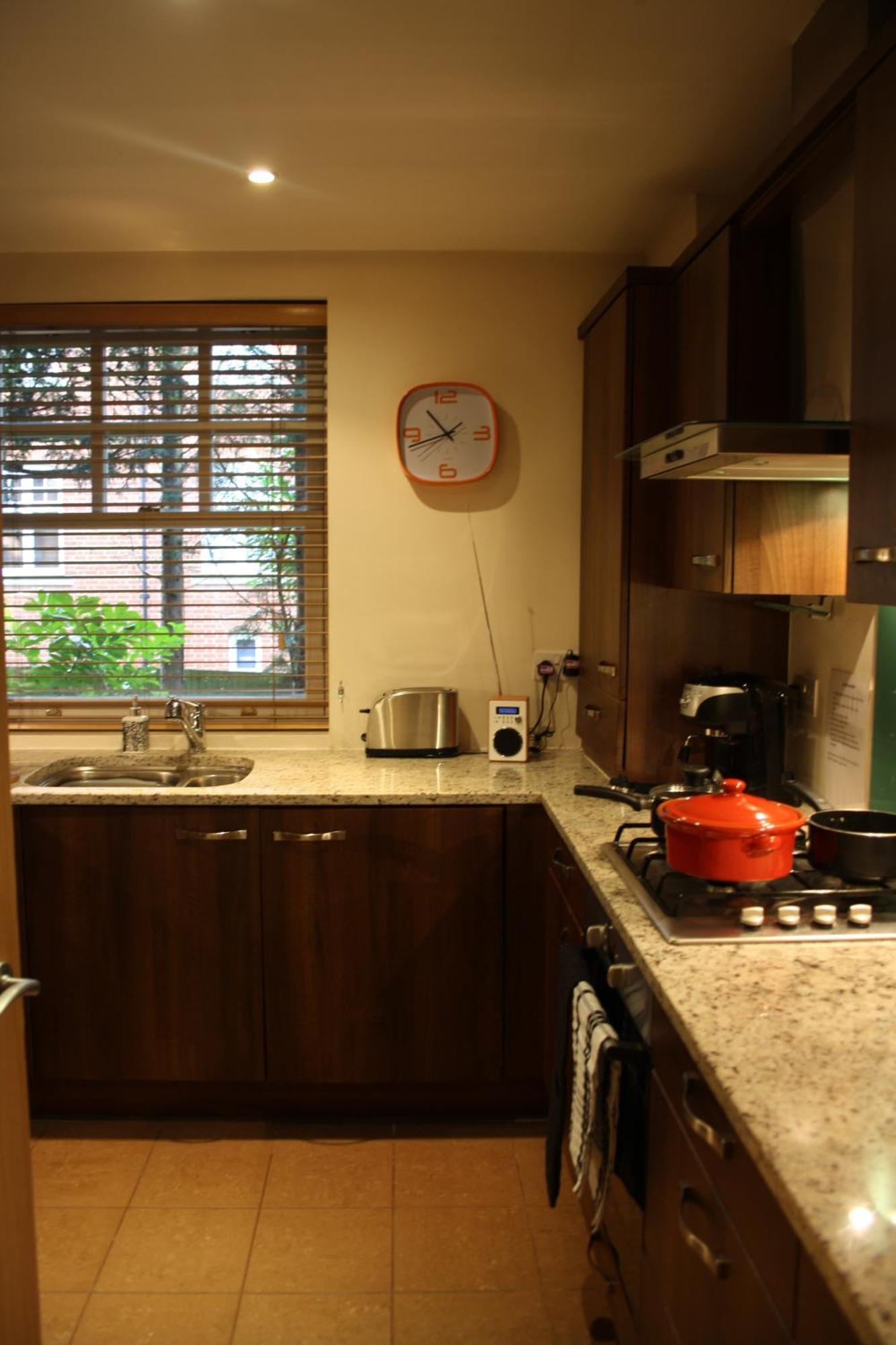 Canterbury Elms Court Apartment ภายนอก รูปภาพ